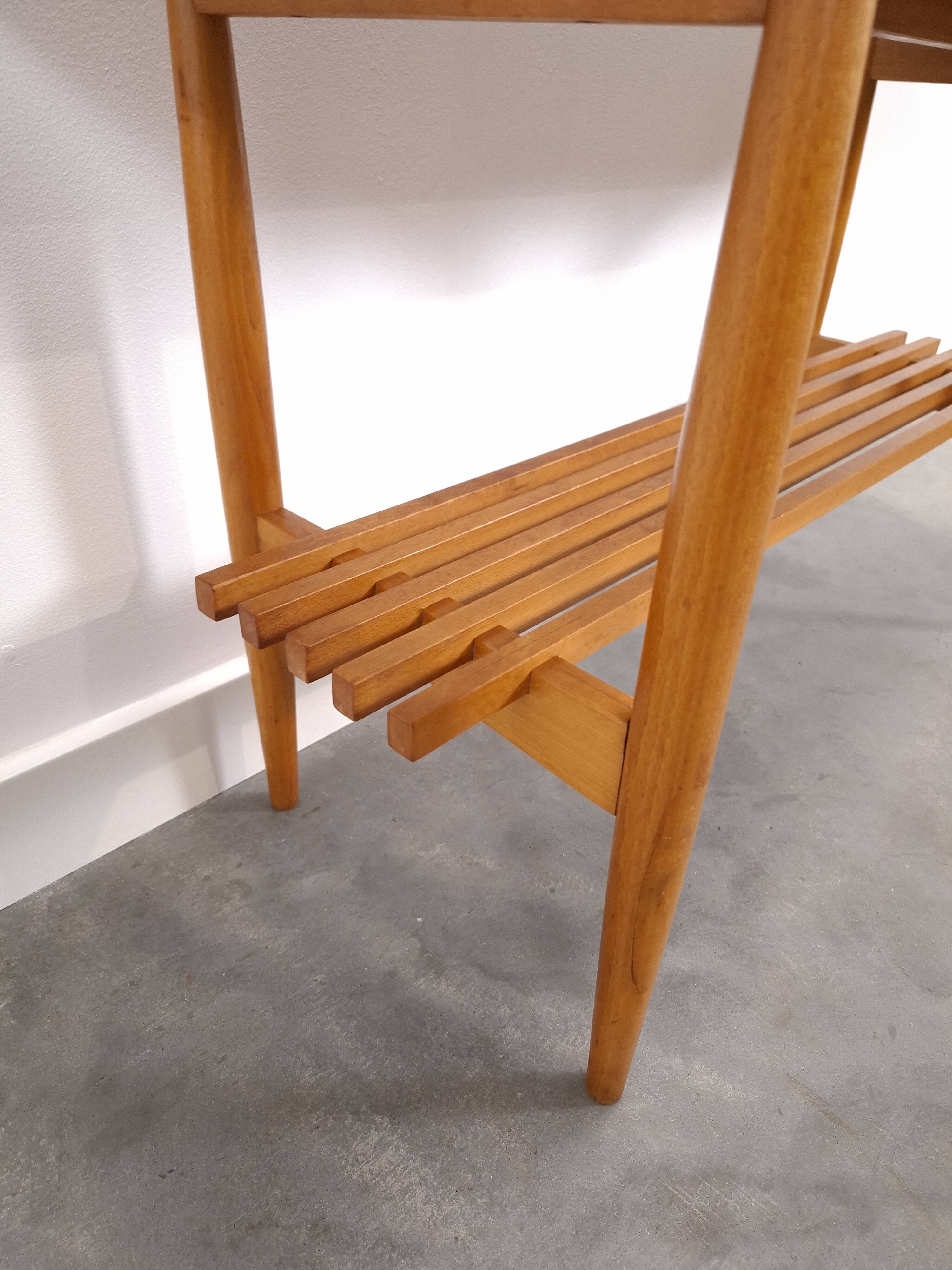 Vintage houten side table met mintgroen formica blad