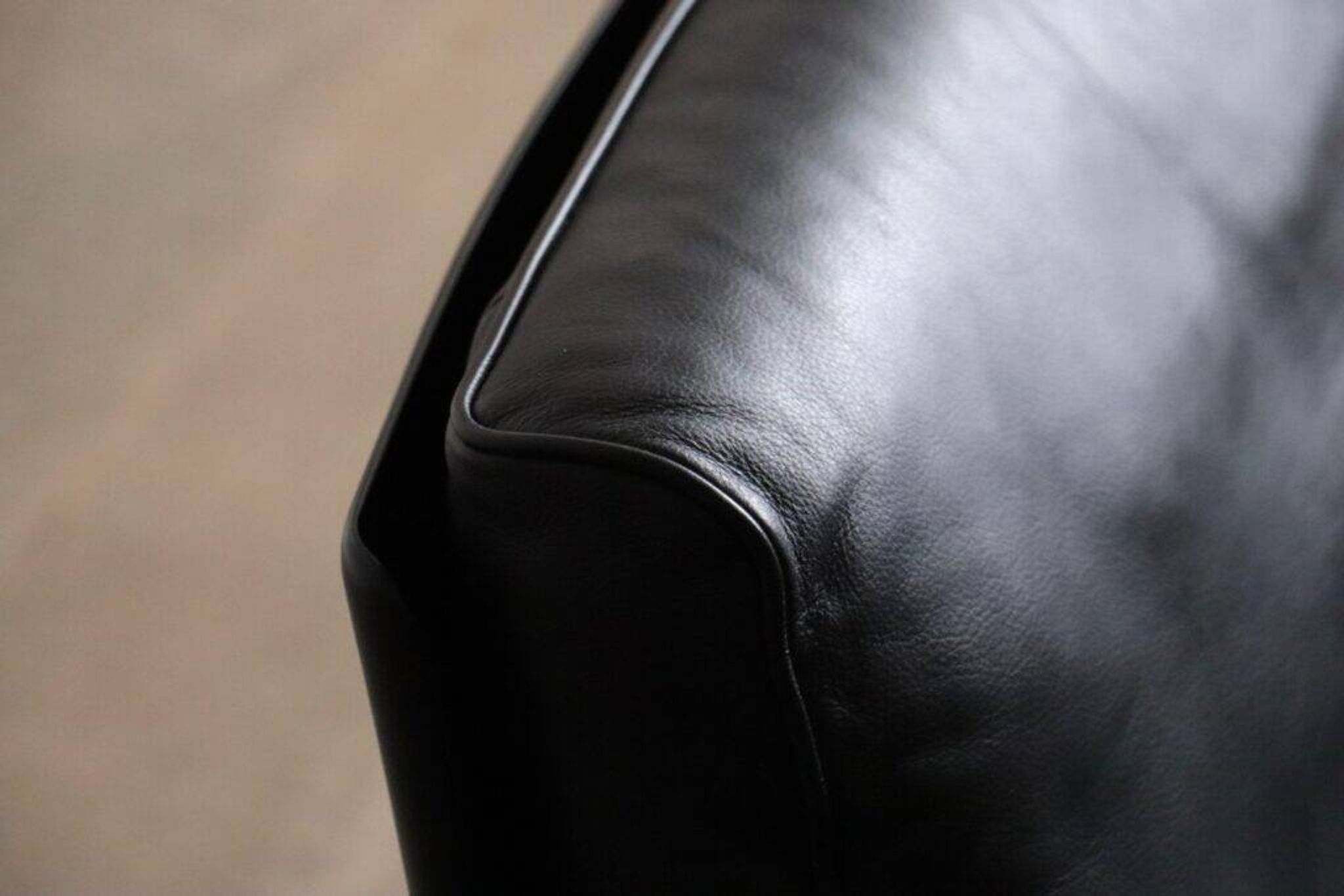 Pair of Dieter Rams Model 620 lounge chairs black leather for Vitsoe 1980s