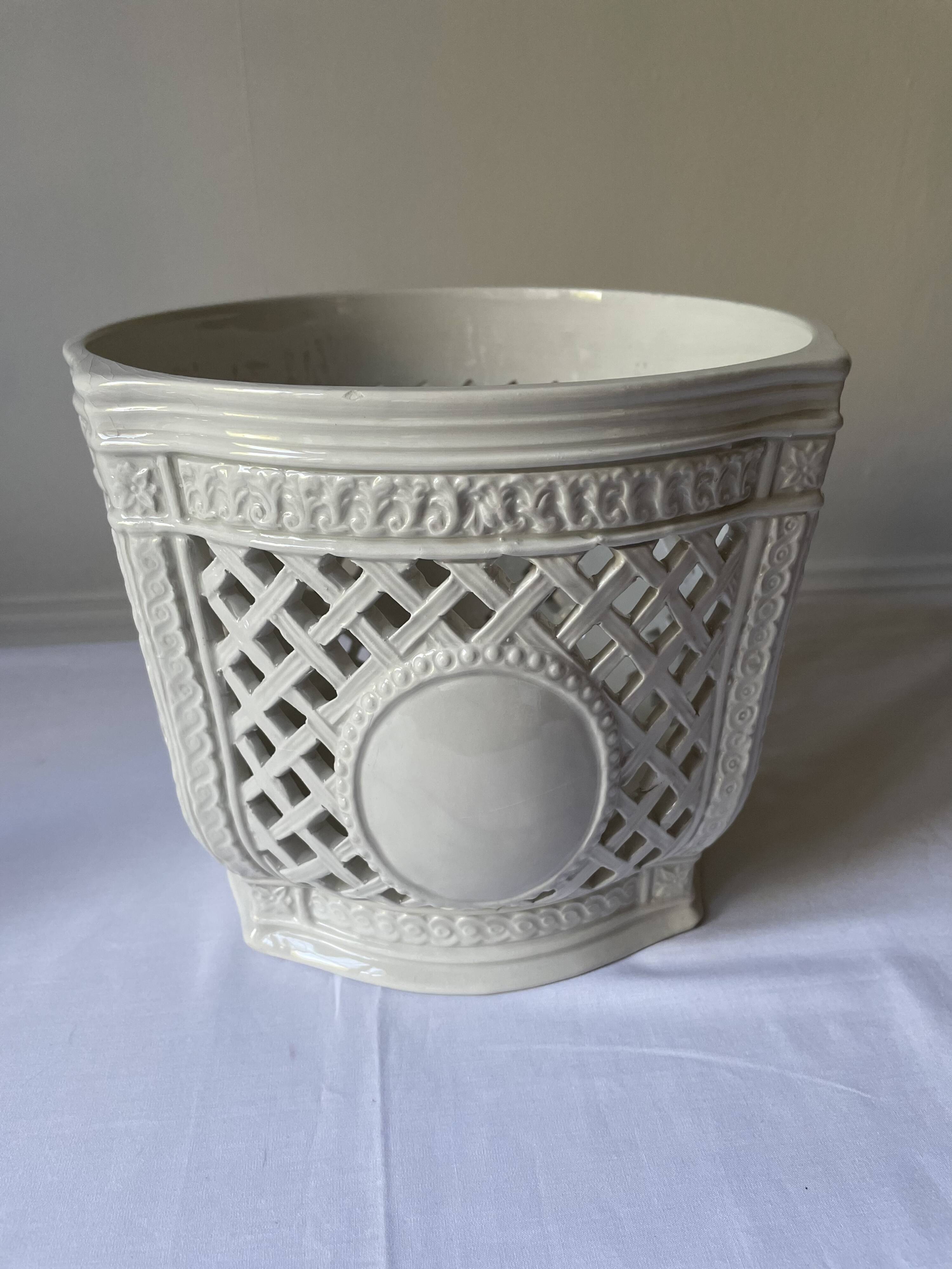 Reticulated pot cover in Italian porcelain