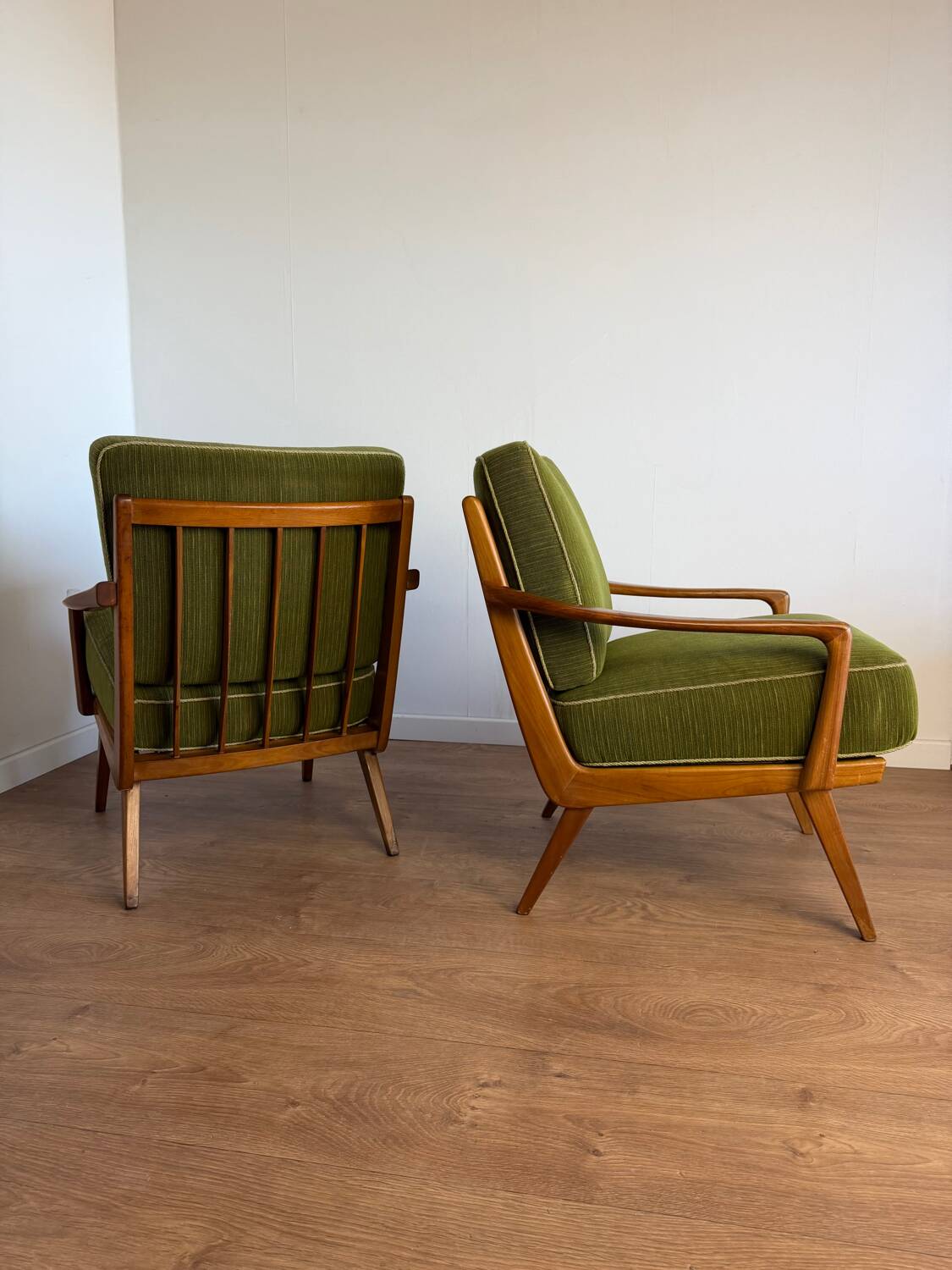 Paire de fauteuils vintage en bois et tissu