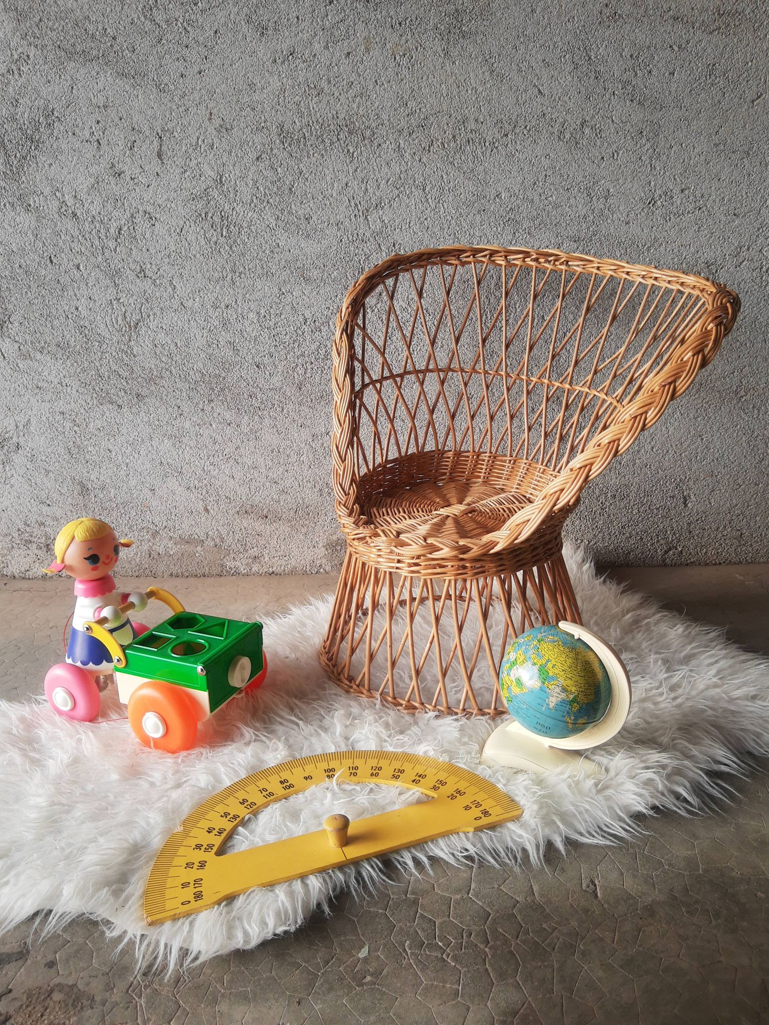 Fauteuil en osier pour enfant style emmanuelle