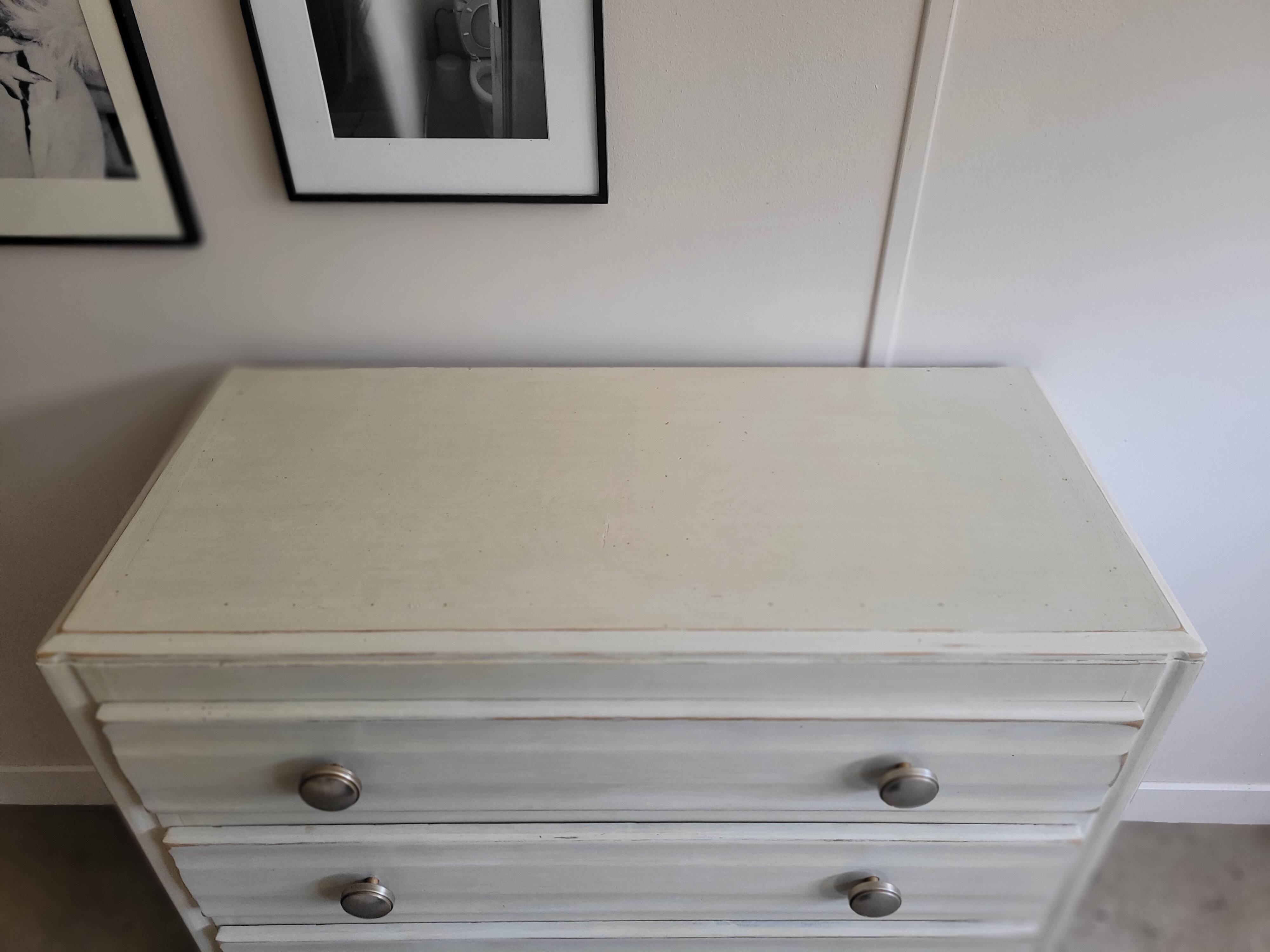 Commode Art Déco blanche patinée