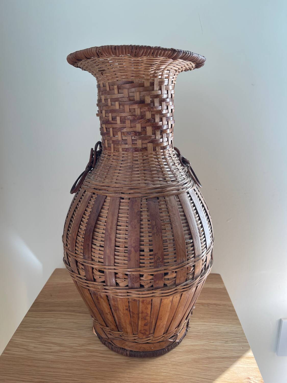 Vase en rotin vintage