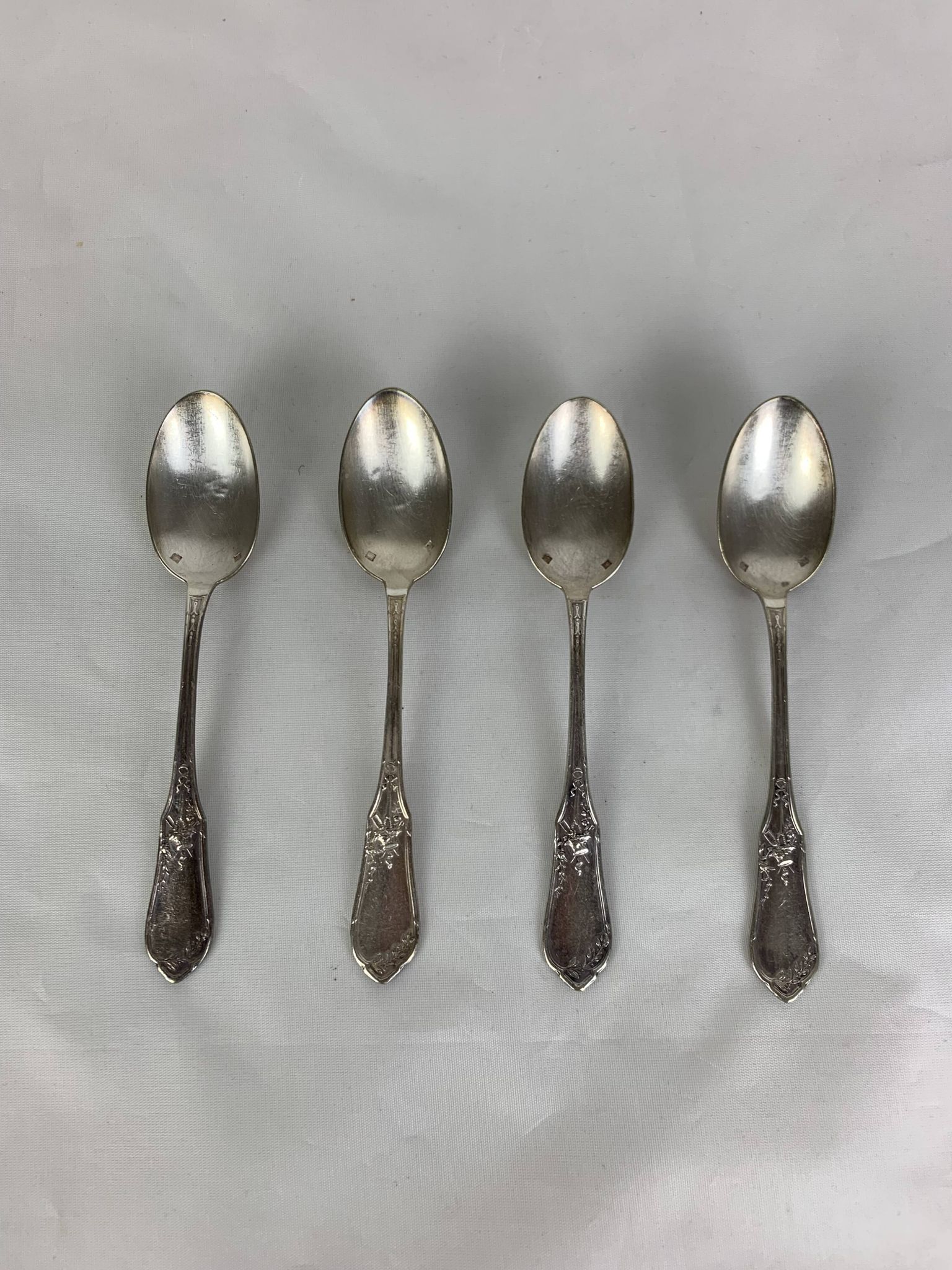 4 petites cuillers en métal argenté