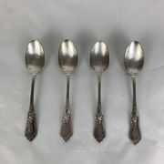 4 petites cuillers en métal argenté