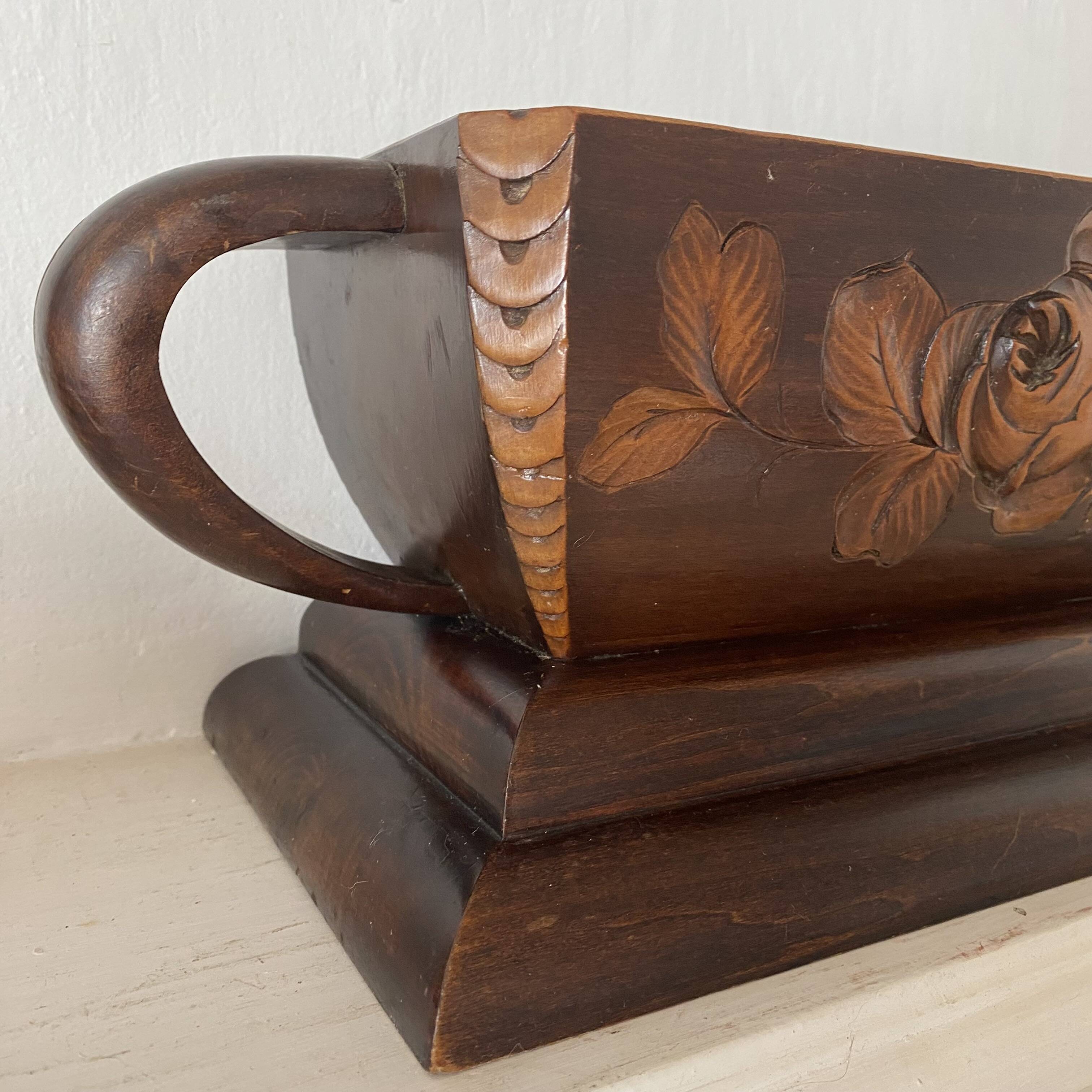 Art Deco jardinière in carved wood, decorated with roses.