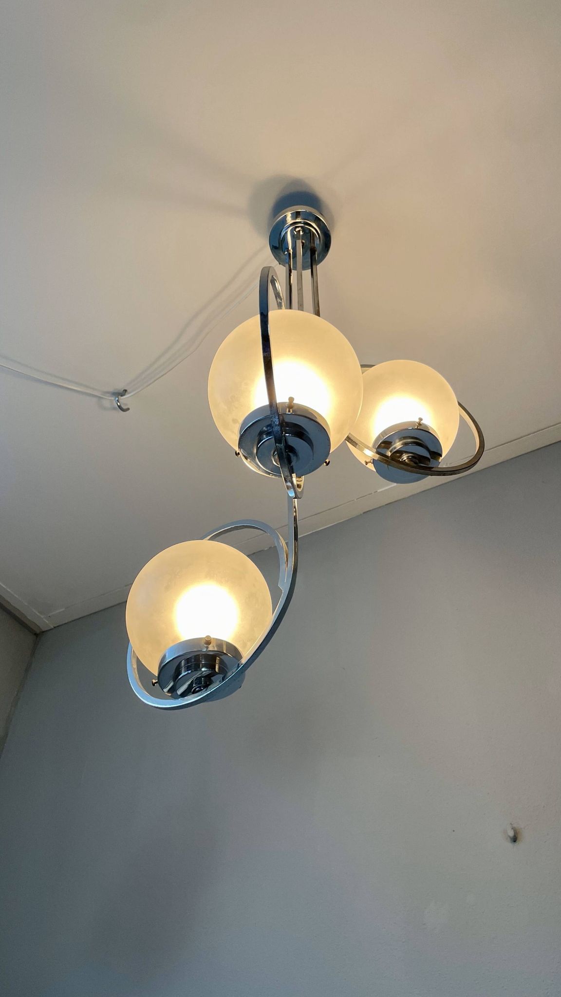 Lampe art déco en argent avec trois abat-jours en forme de sphère