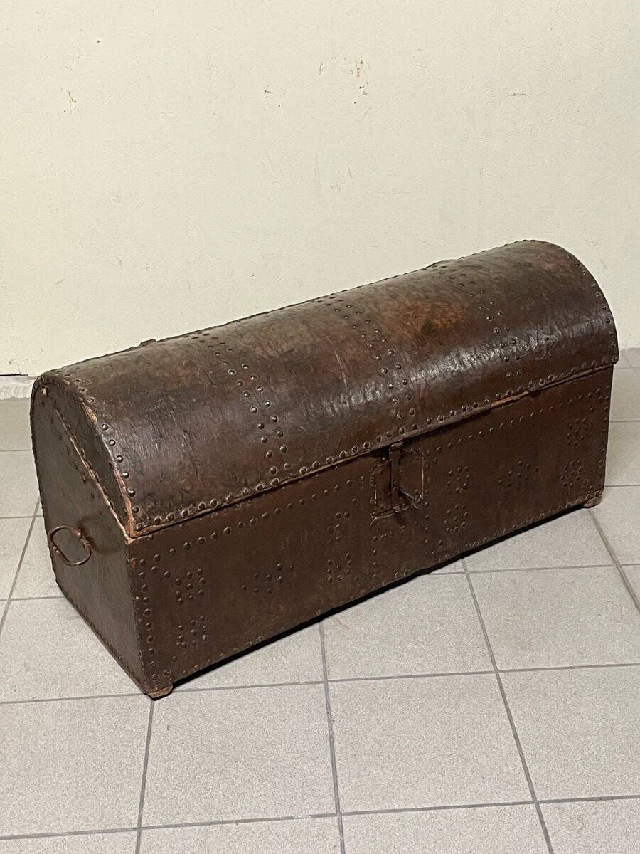 Antico baule da viaggio con borchie, XVIII-XIX secolo