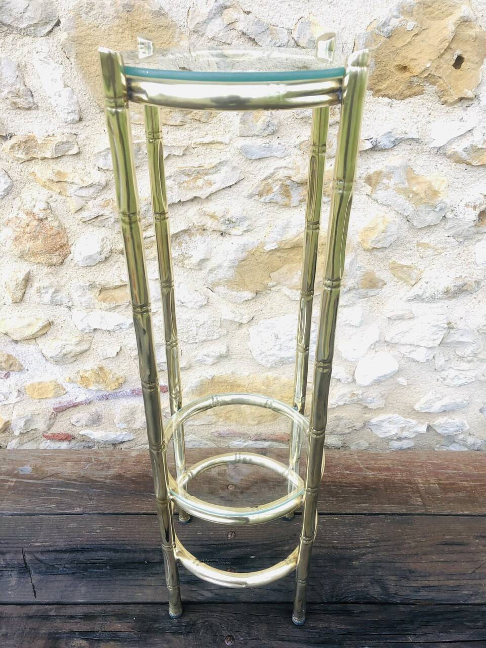 Vintage faux bamboo pedestal table in brass with 2 glass shelves
