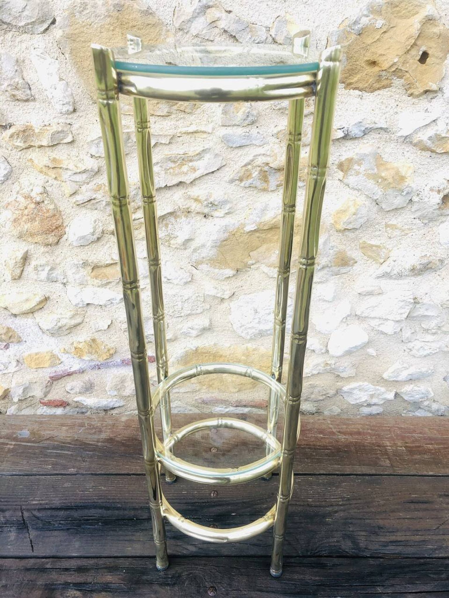 Vintage faux bamboo pedestal table in brass with 2 glass shelves