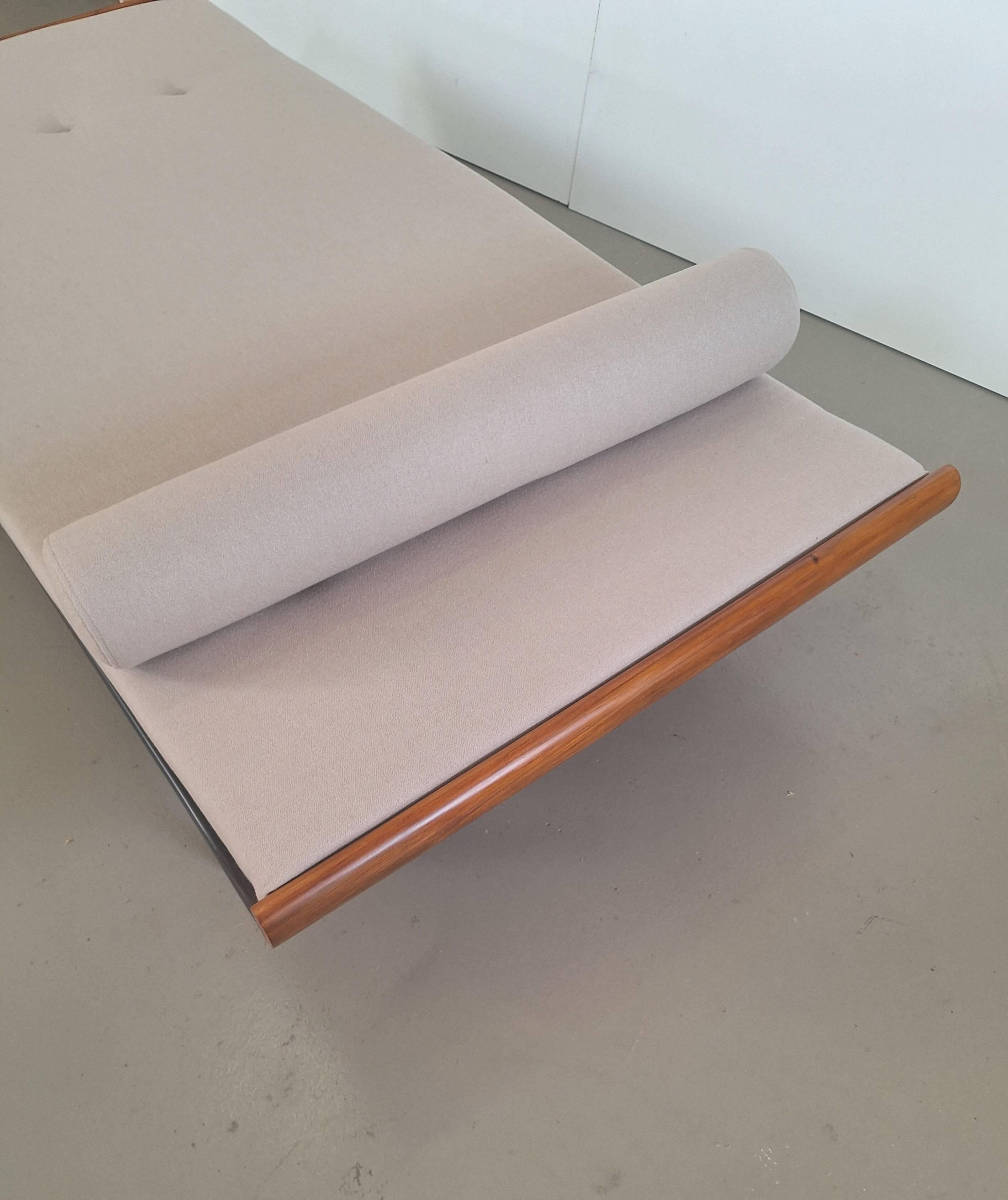 Reupholstered Mid Century Daybed Cleopatra, 1960s