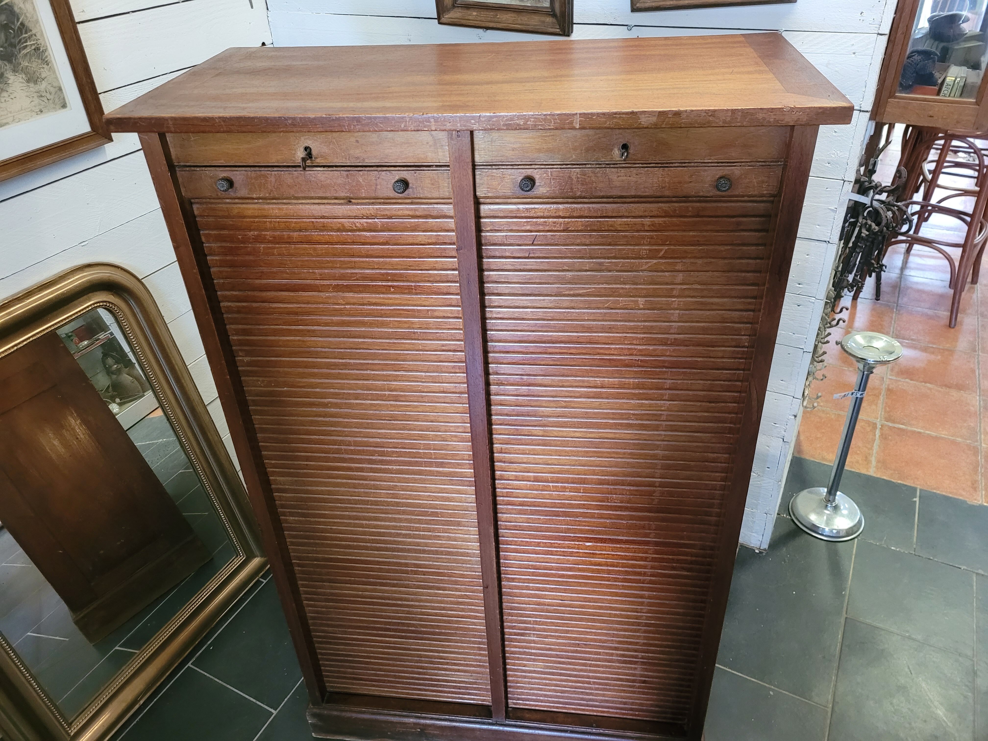 Double curtain binder in blond mahogany
