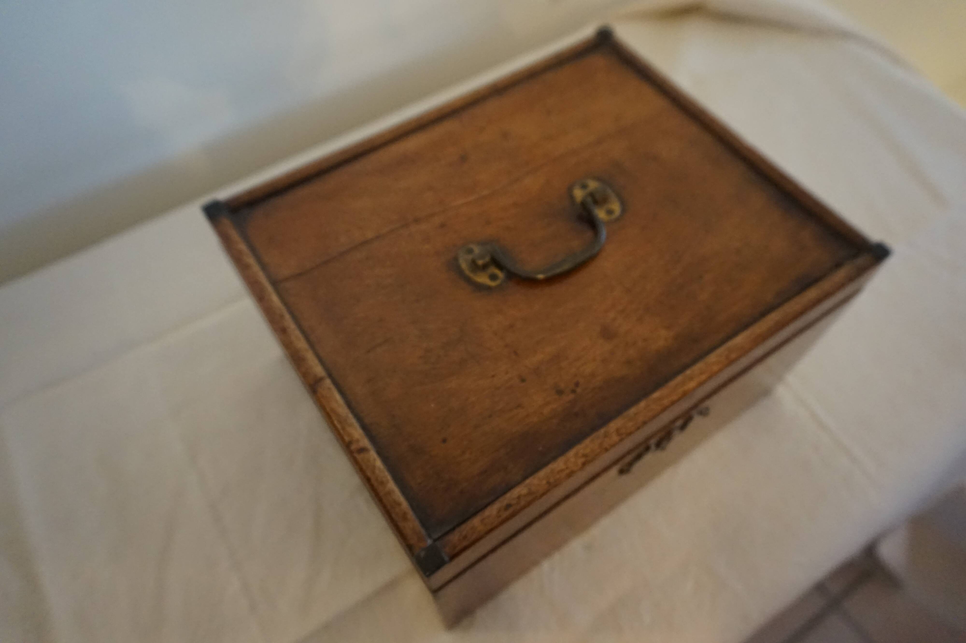 Pretty box in blond Walnut
