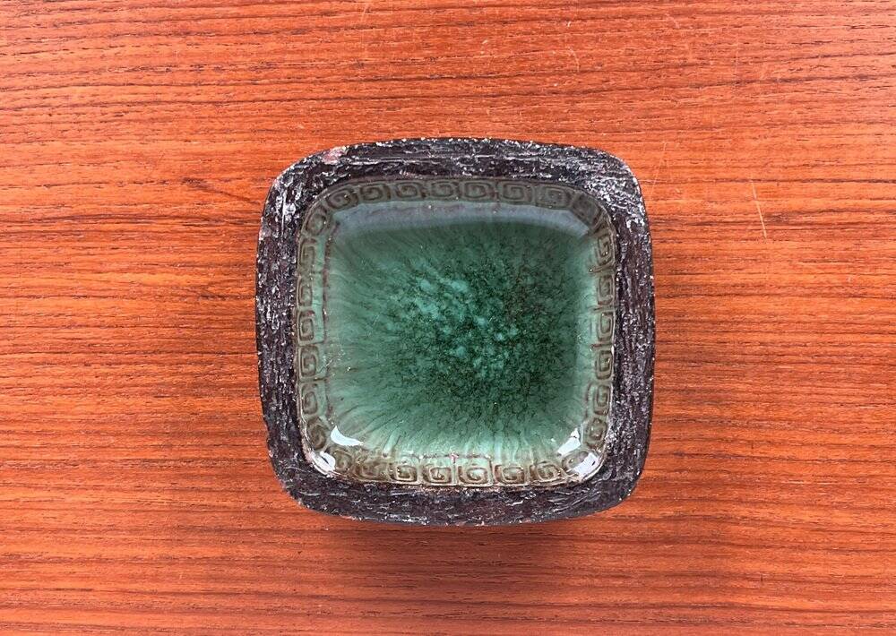 Danish studio pottery bowl from the mid-century by Jytte Trebbien and Harry Nielsen for Tusbo, 1960s.