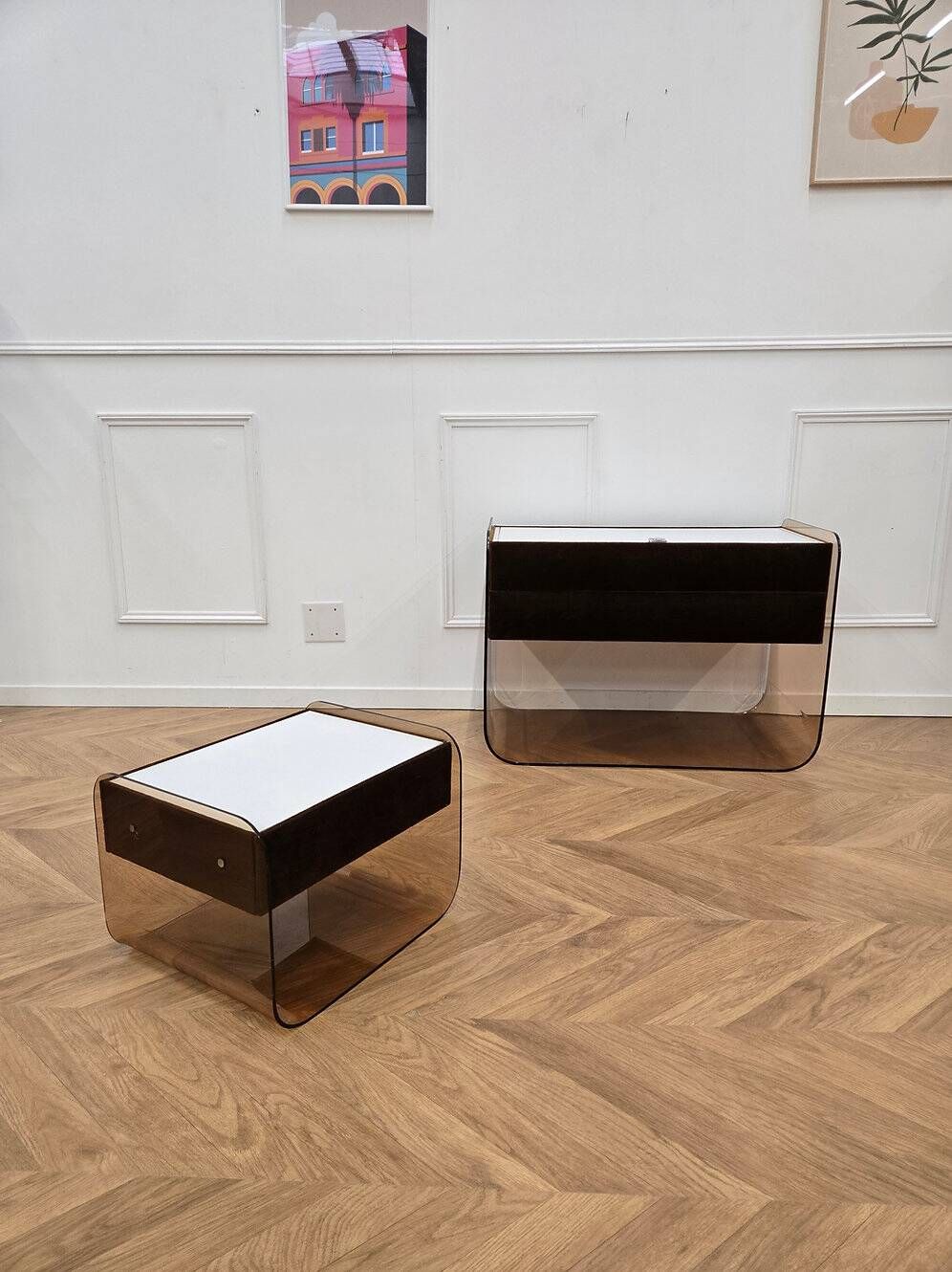 Commode / coiffeuse et chevet en plexiglass