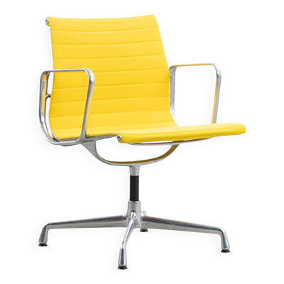 Fauteuil Aluminum Group EA107 de Charles et Ray Eames en tissu jaune.