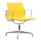 Fauteuil Aluminum Group EA107 de Charles et Ray Eames en tissu jaune.