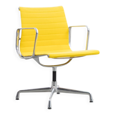 Fauteuil Aluminum Group EA107 de Charles et Ray Eames en tissu jaune.