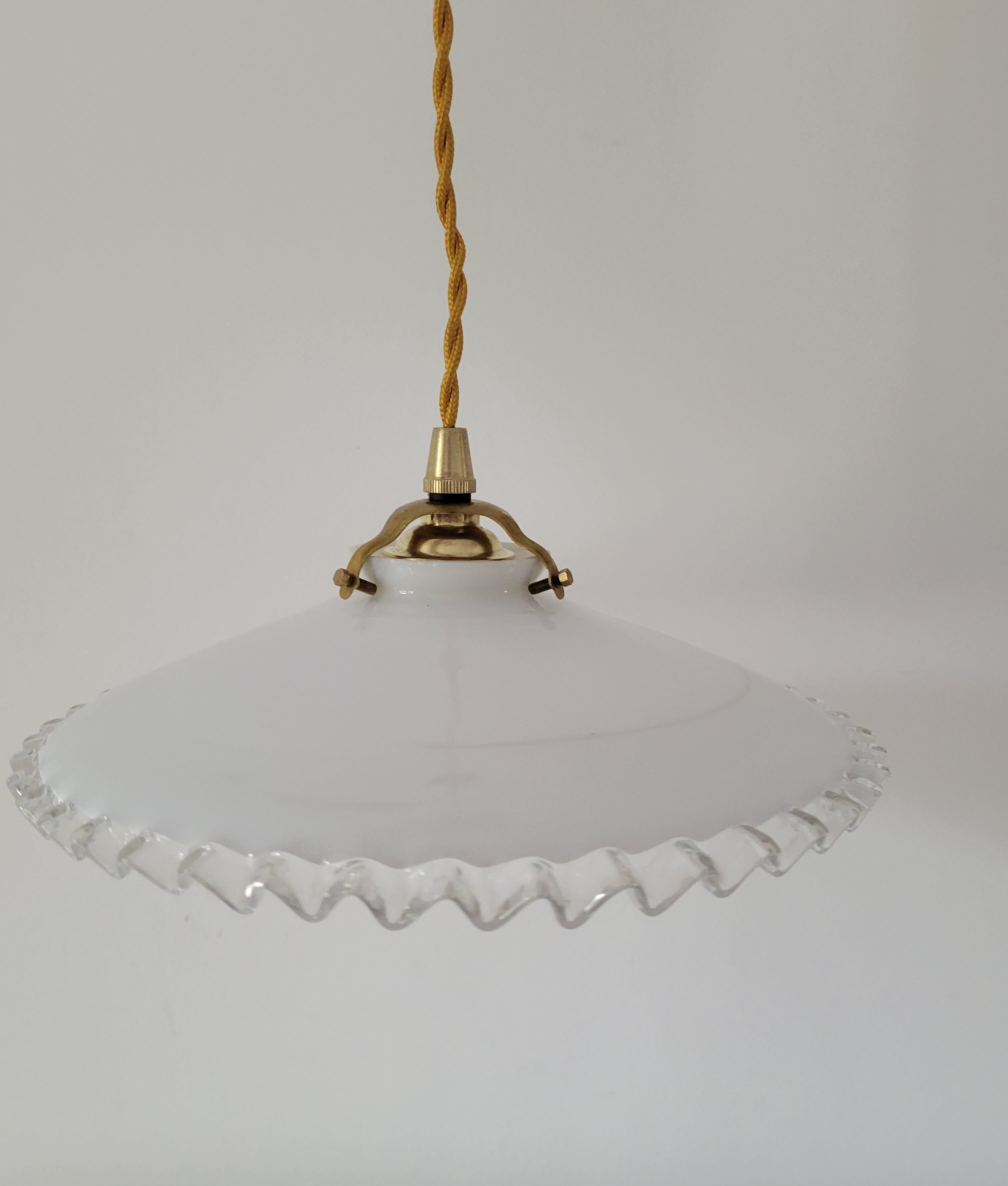 Serrated opaline suspension