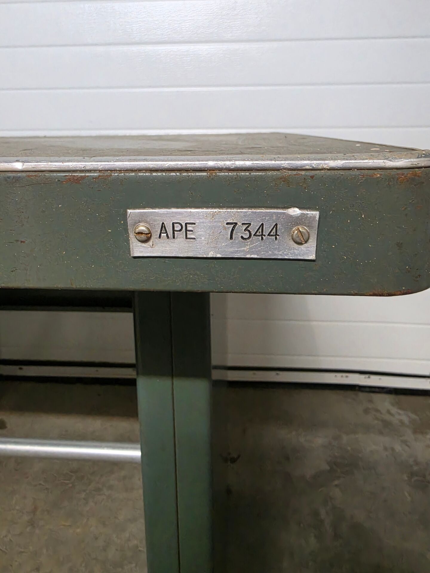 Strafor industrial desk