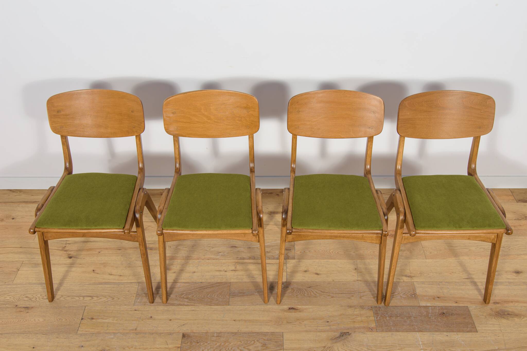 Boomerang Dining Chairs from Goscinski Furniture Factory Model  229XB, Pola