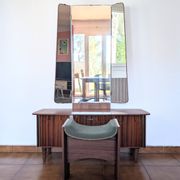 Coiffeuse vintage années 70 avec miroir triptyque & banc assorti