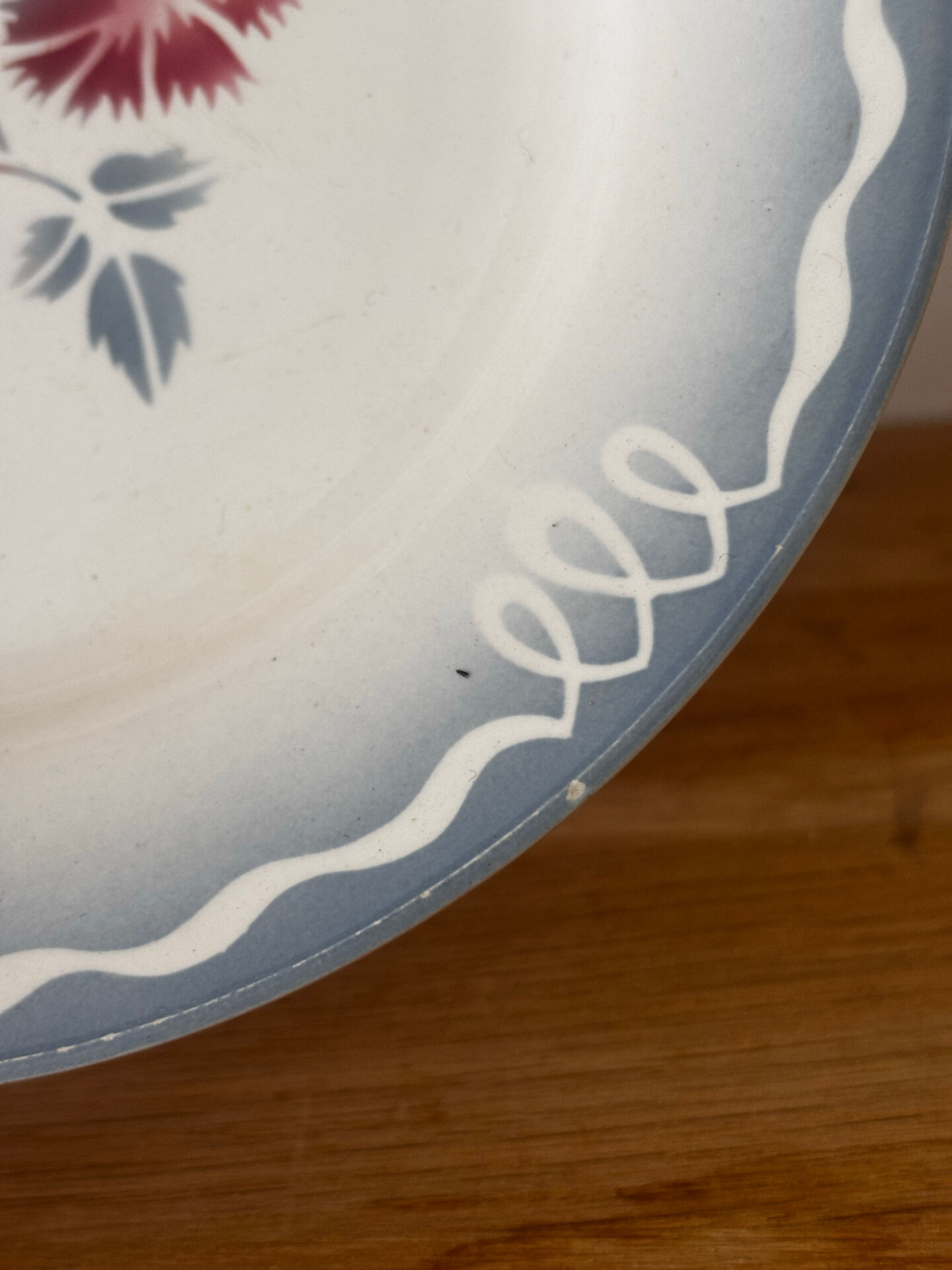 Ensemble de deux assiettes plates fleuries en faïence