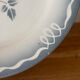 Ensemble de deux assiettes plates fleuries en faïence