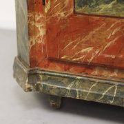 Cabinet d'art populaire en marbre peint
