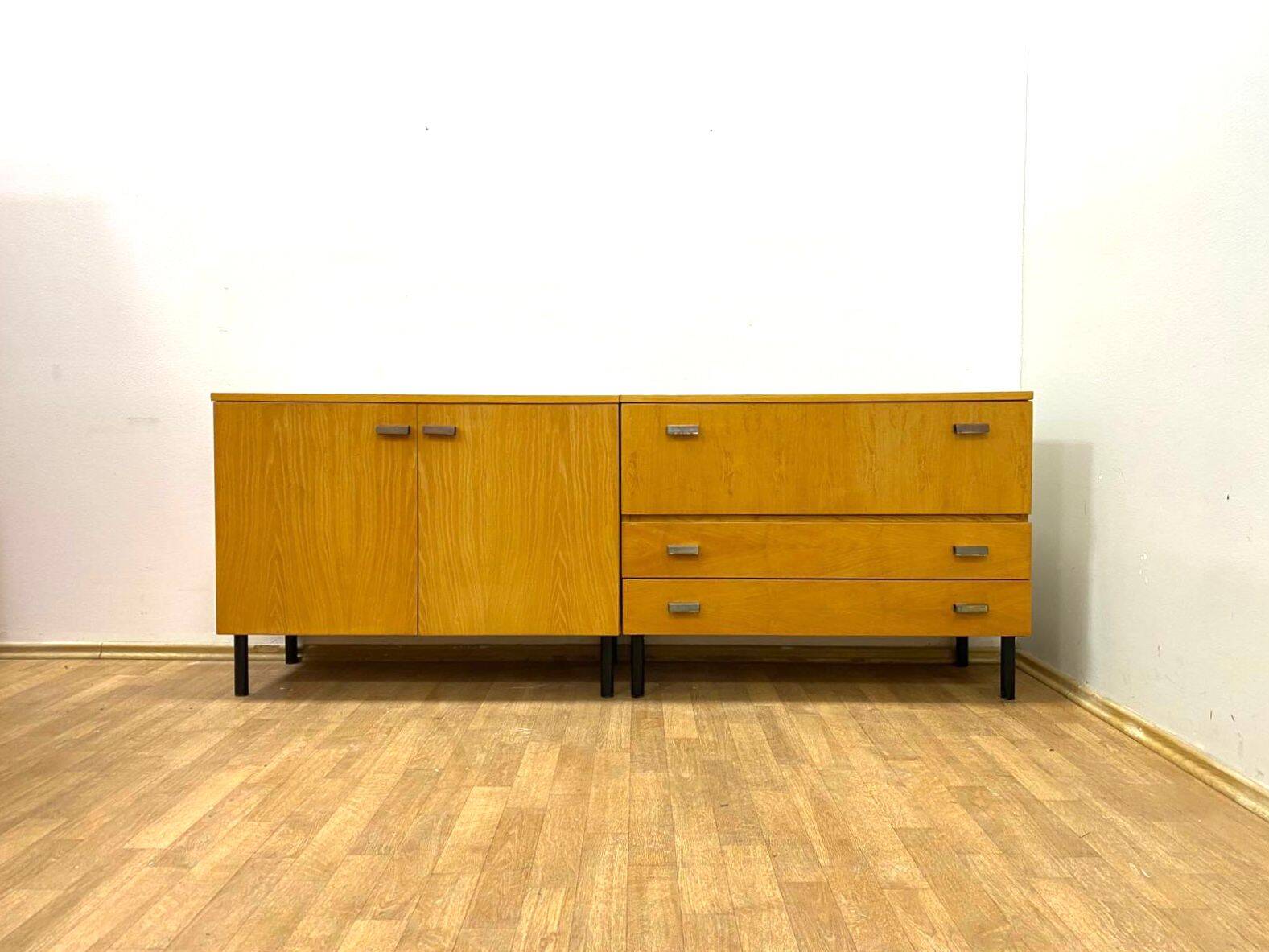 Commode rétro, intérieur, années 1960 (design tchèque)
