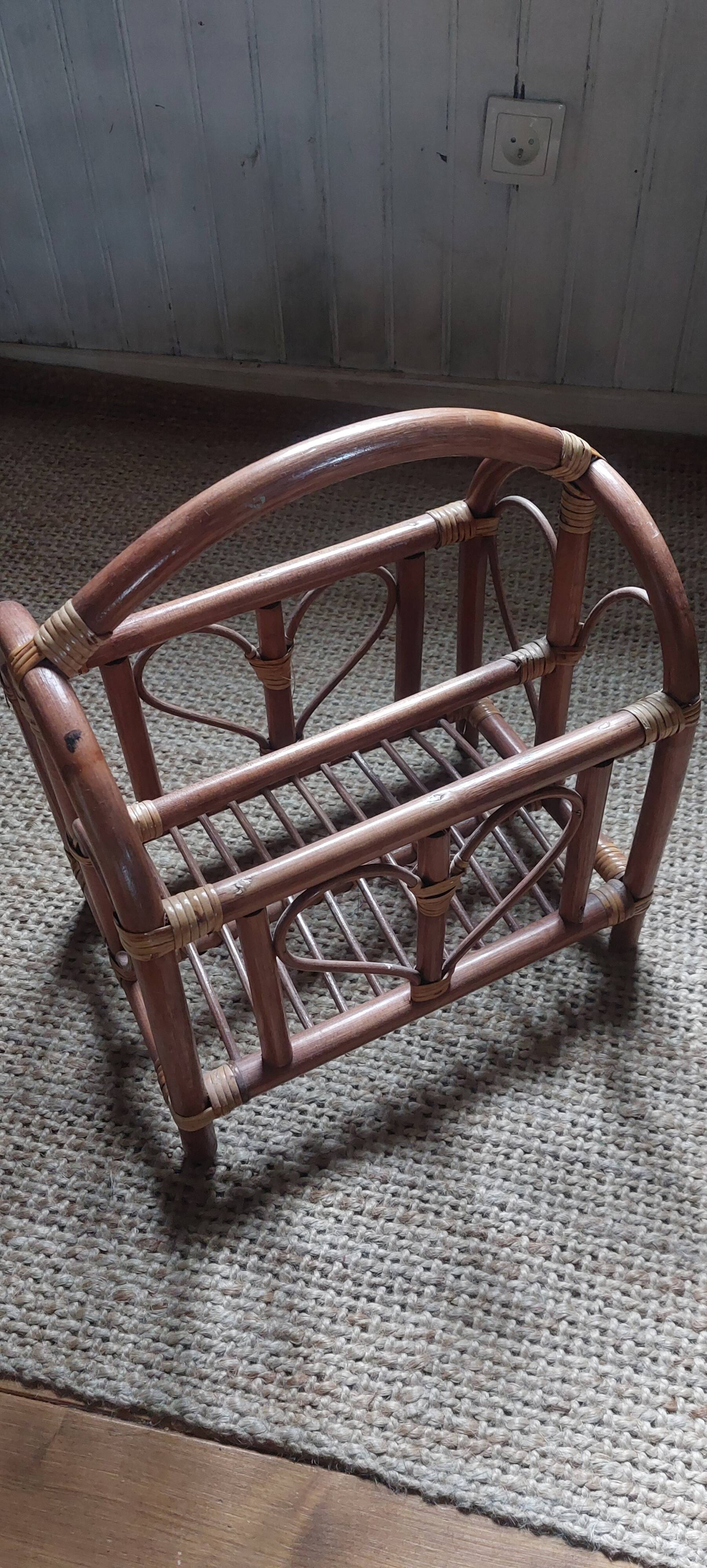 Porte revues en rotin