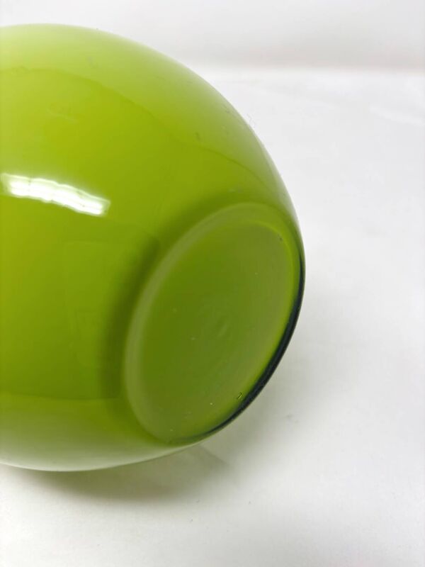 Deux vases verts en opaline d’Empoli