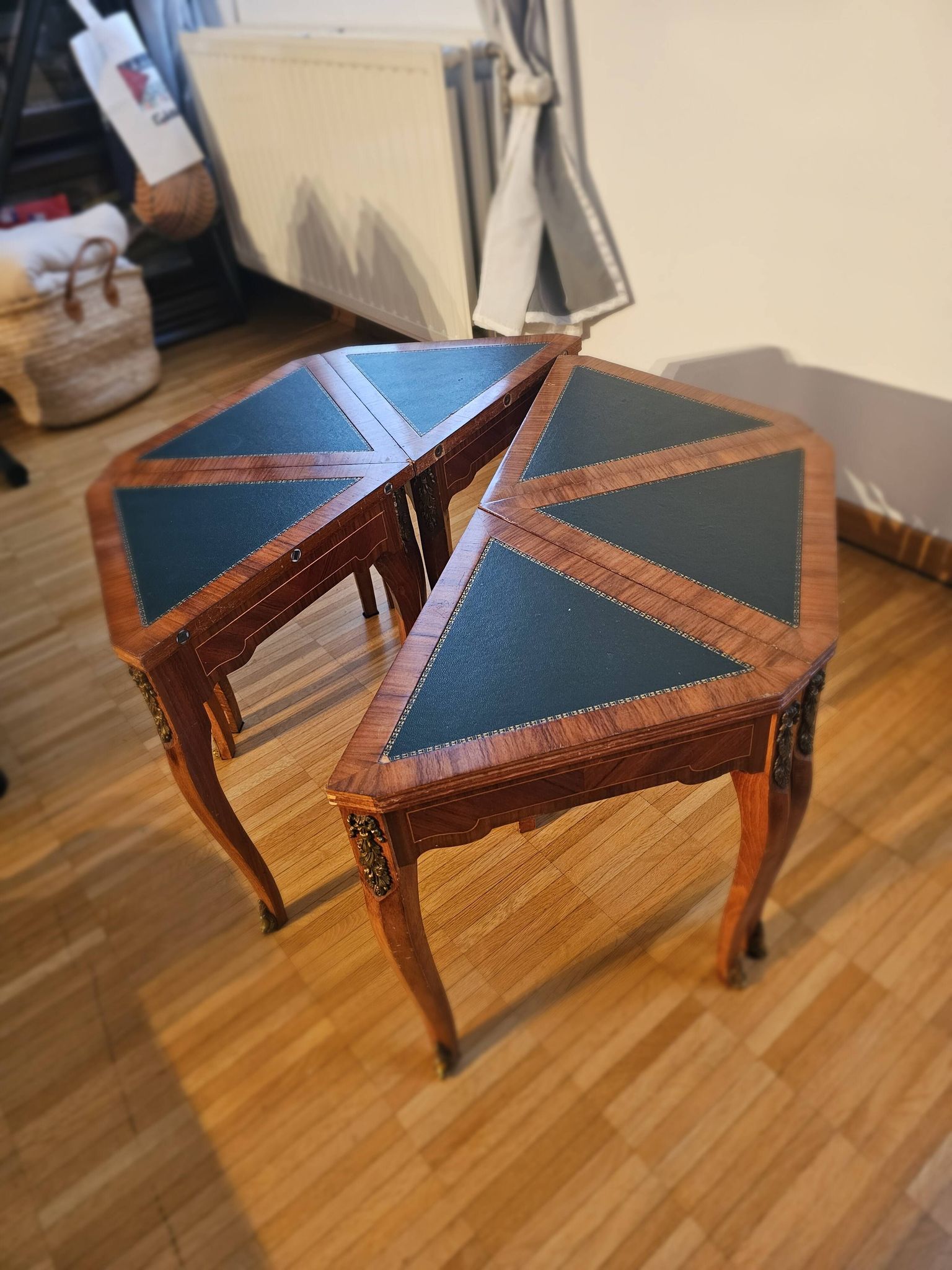 Coffee table divisible into 6 parts, very practical.