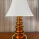 Lampe de table en verre ambre métallique par Gustav Leek pour Orrefors, années 1960.