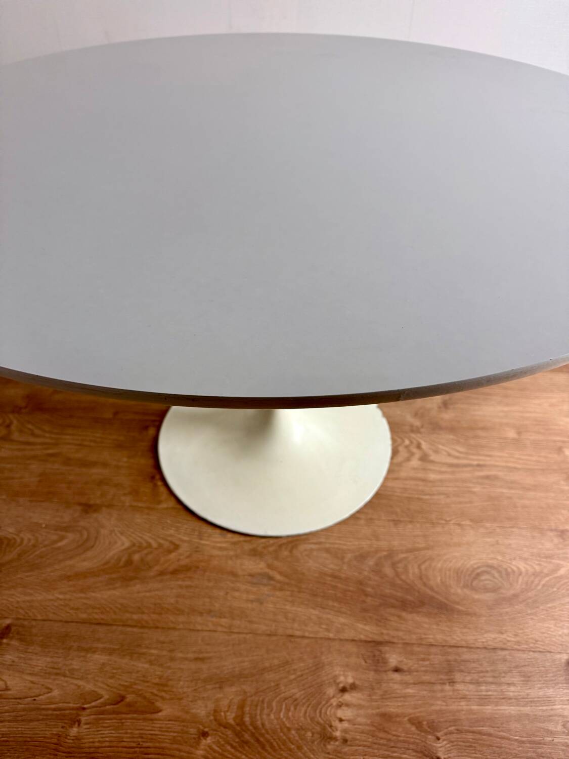 White round tulip-legged table attributed to Arkana