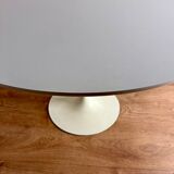 Table ronde blanche pied tulipe attribuée à Arkana