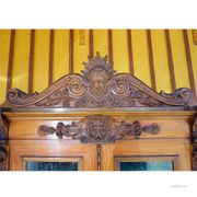 Buffet ancien en bois sculpté avec plusieurs sculptures