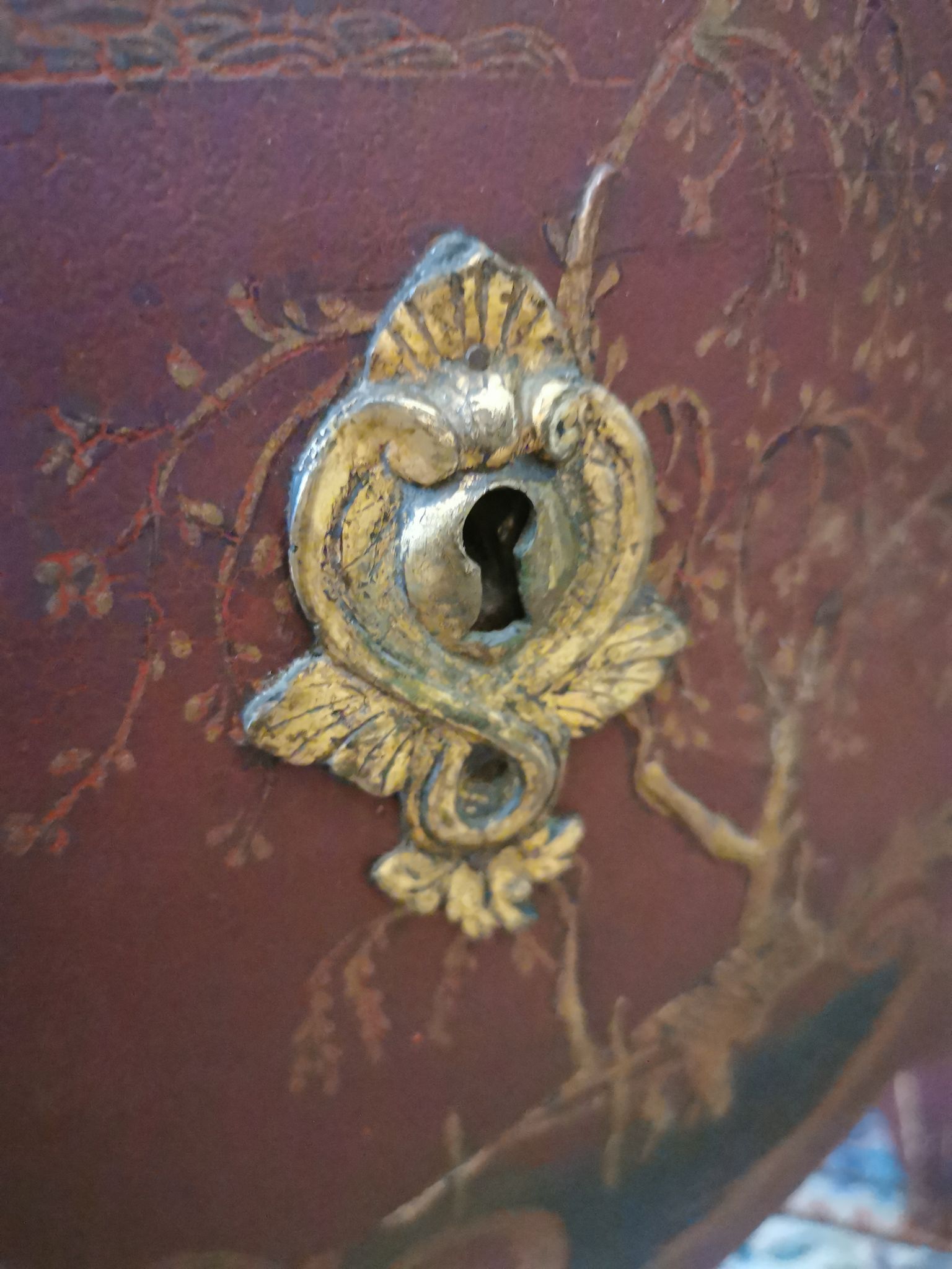 French XIX jumping chest of drawers in Chinese lacquer ox and golden blood