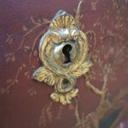 French XIX jumping chest of drawers in Chinese lacquer ox and golden blood