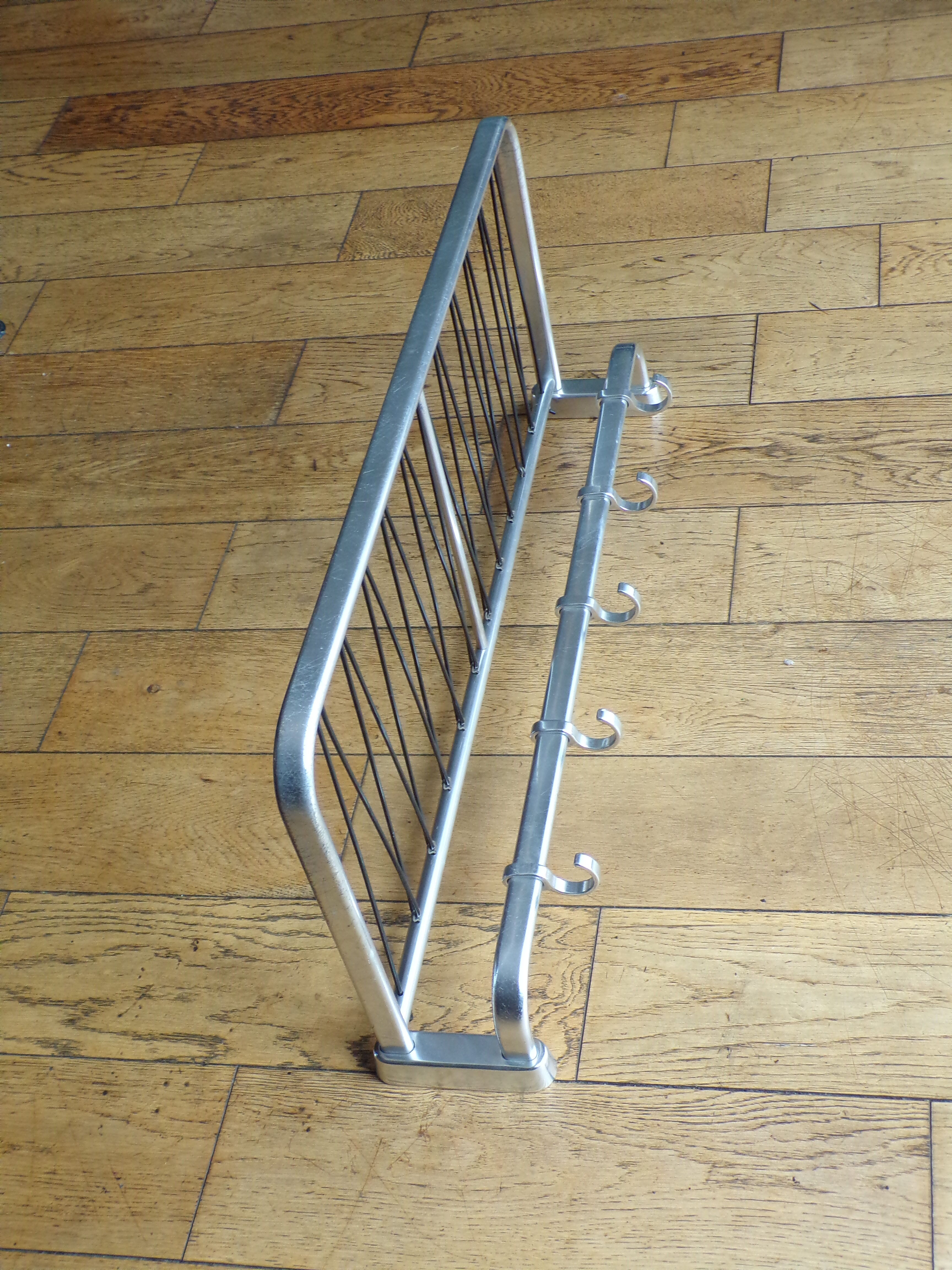 Coat rack style luggage rack