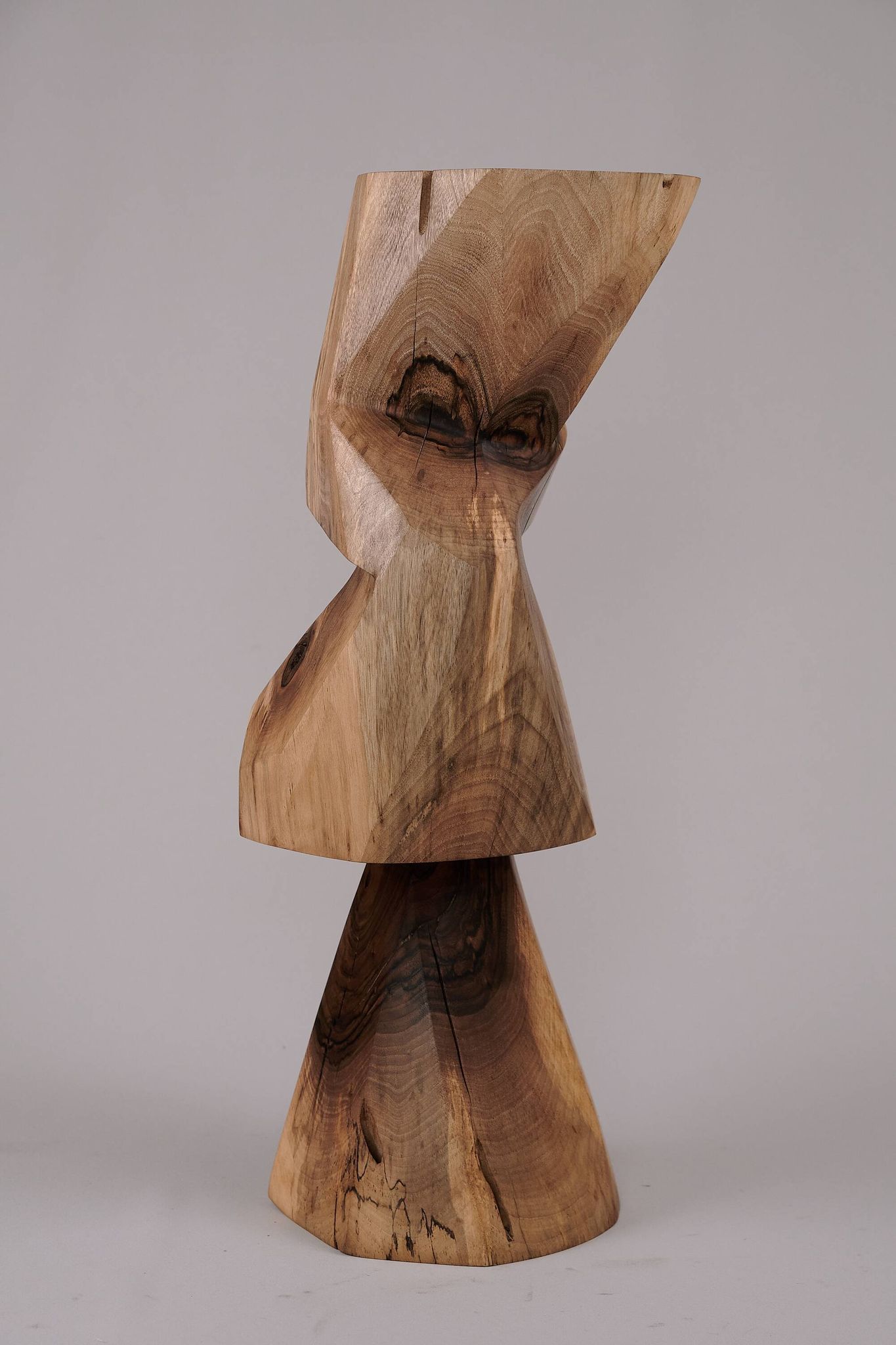Table d’appoint sculpturale en bois massif, design contemporain original, logniture