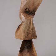 Table d’appoint sculpturale en bois massif, design contemporain original, logniture