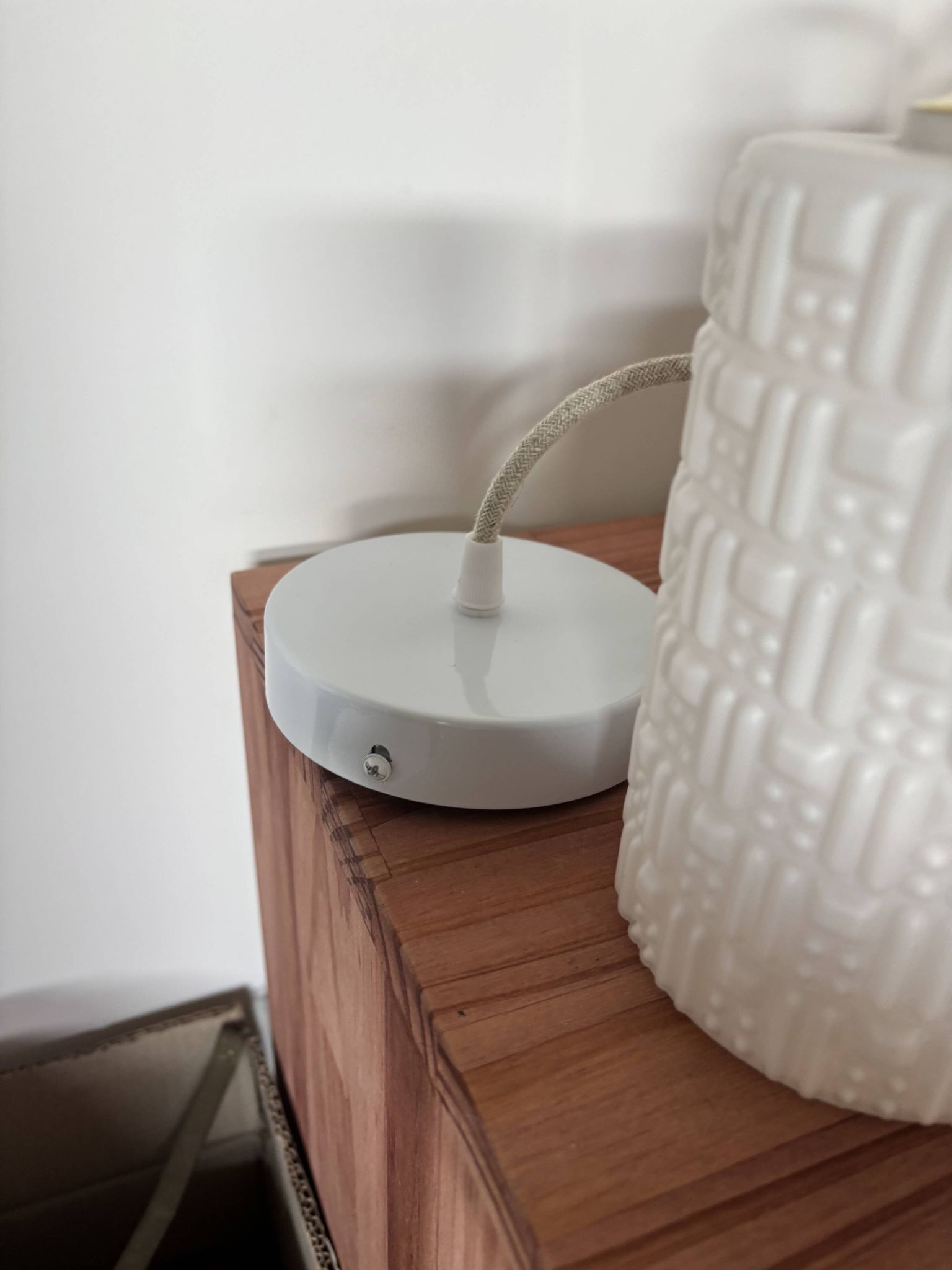 Lot de trois suspensions en opaline scandinave blanche