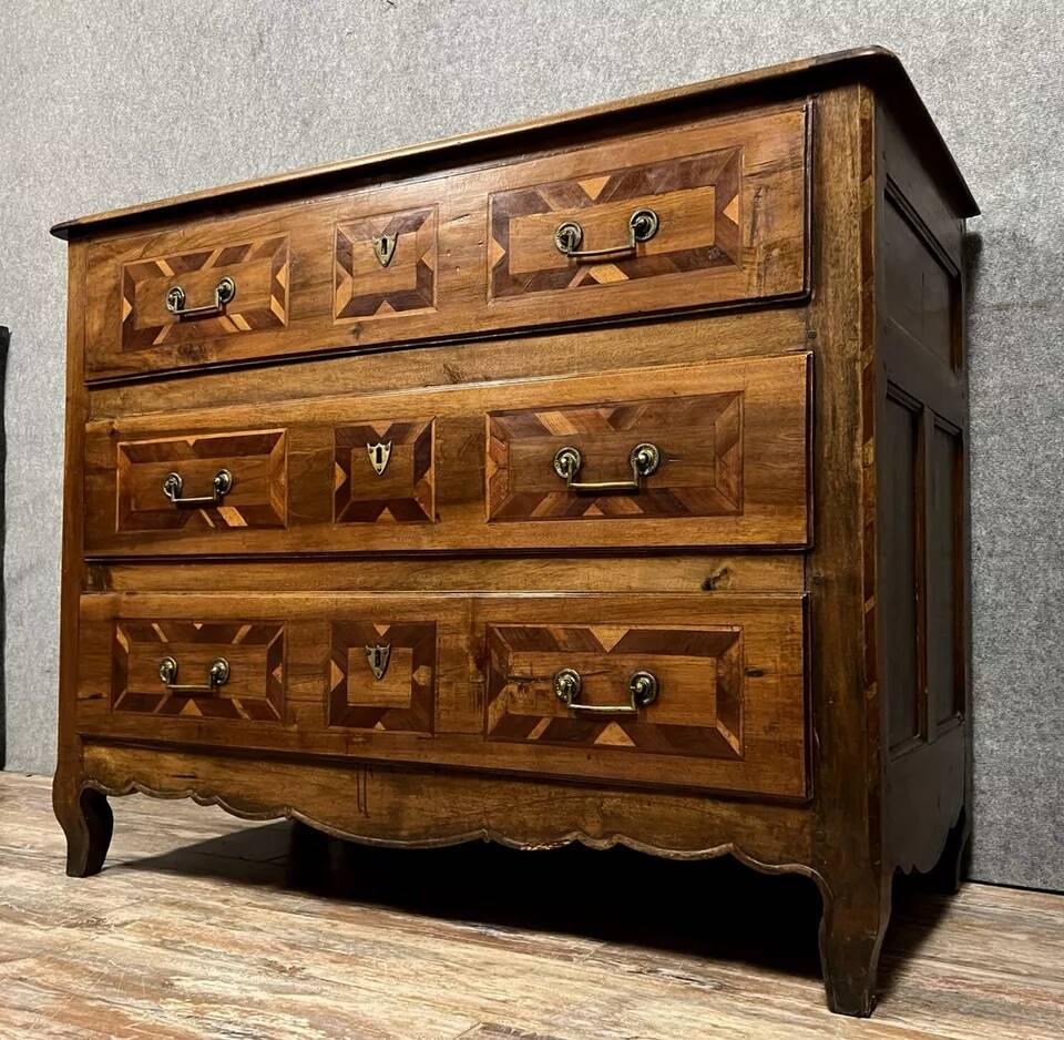 Louis XV period chest of drawers in noble wood marquetry circa 1750