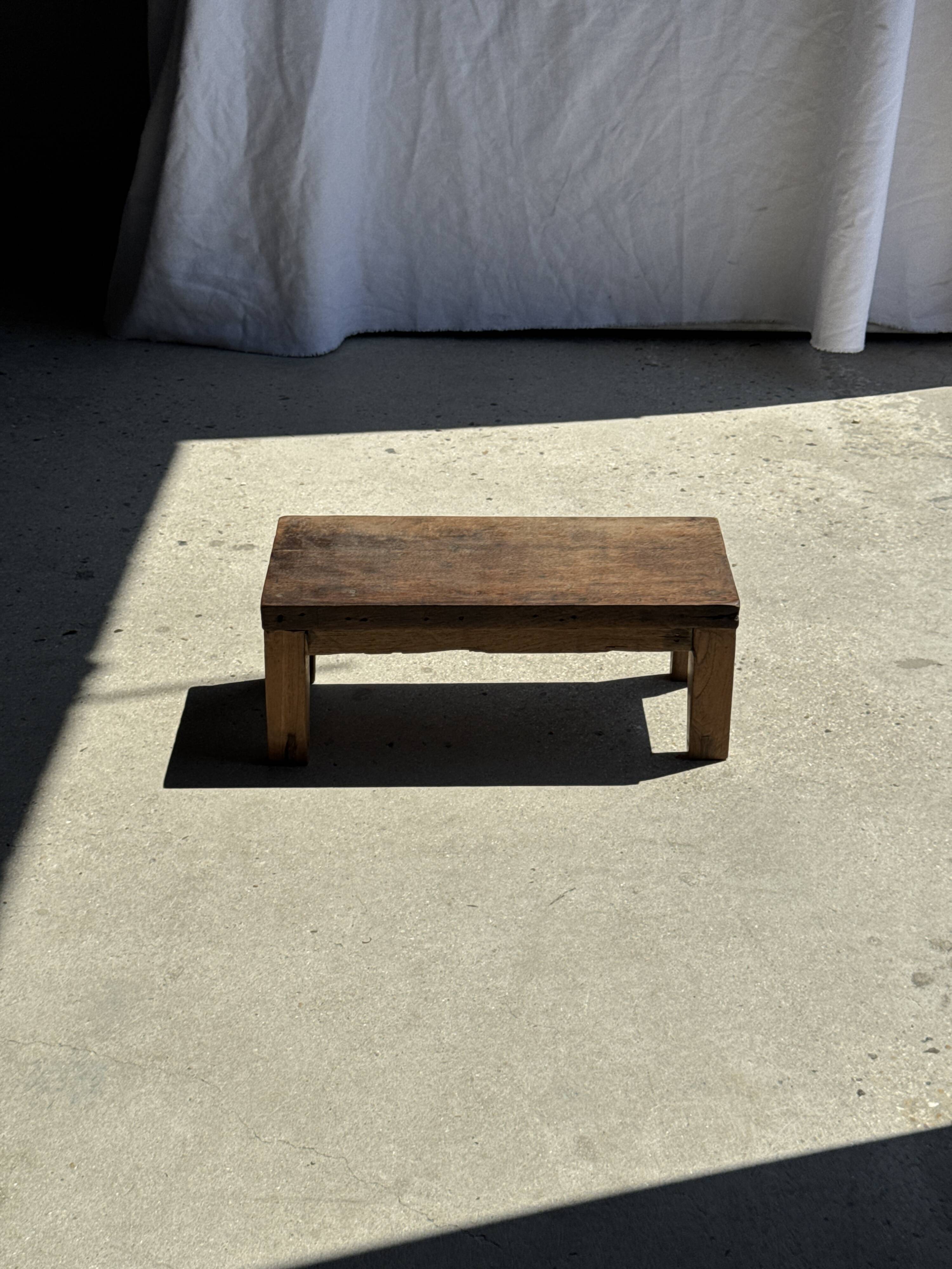 Petit banc en teck ancien rectangulaire quadripode d'Indonésie H20 L45