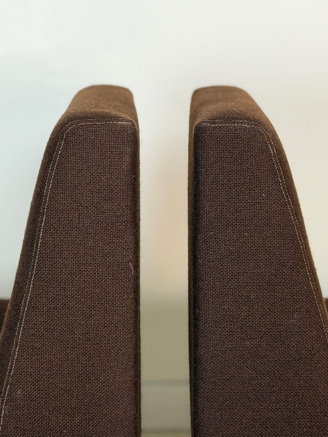 3 chauffeuses vintage – tissu brun & piètement chromé