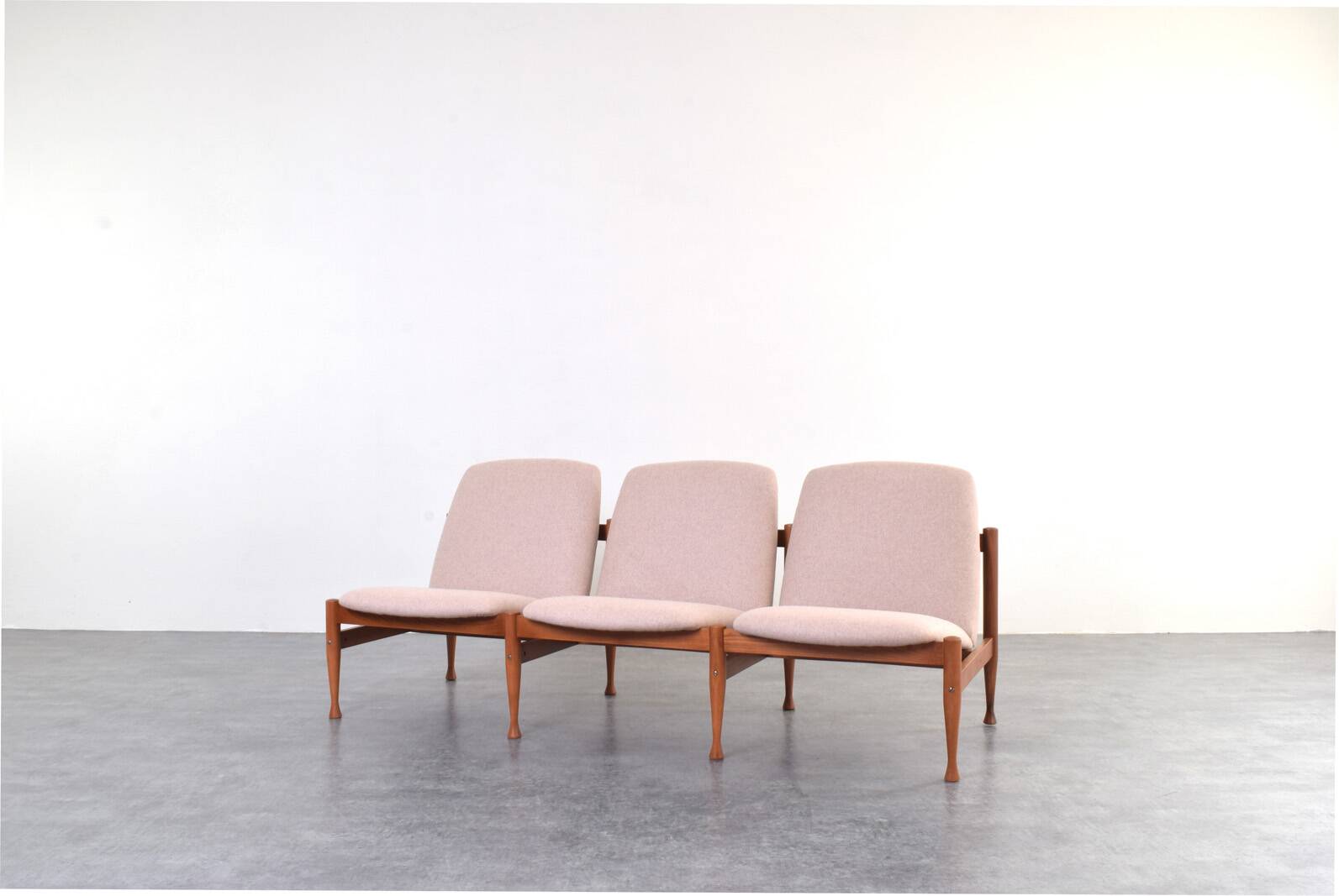 Canapé Mid-Century par Marian Grabiński, années 1960.