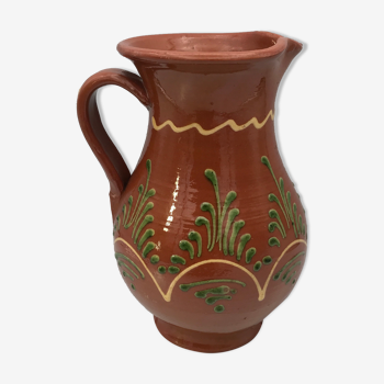 Vintage pitcher in glazed terracotta and polychrome décor