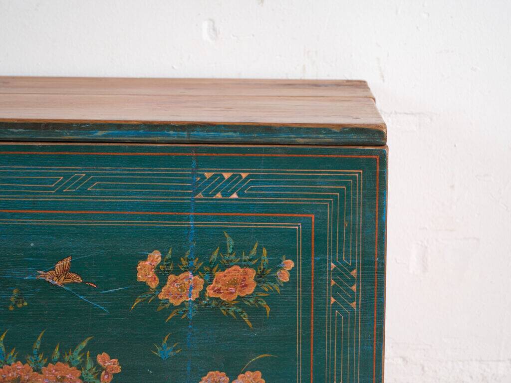 Coffre ancien polychromé en bois de pin – Chine, vers 1900