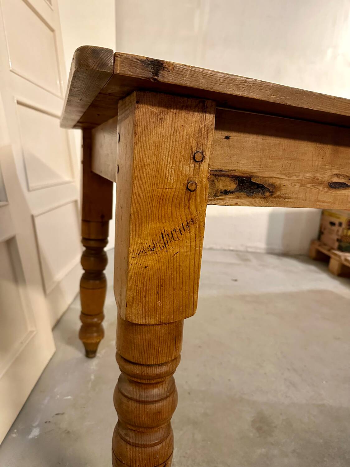English farmhouse table in solid pine from the late 19th century, L187cm.